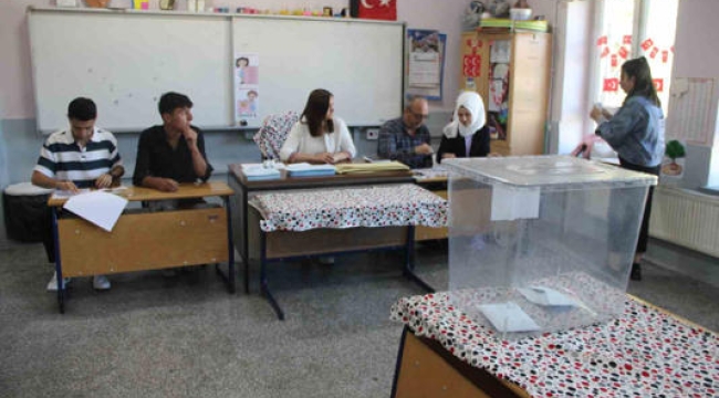 Pınarbaşı'nda vatandaşlar oy kullanıyor