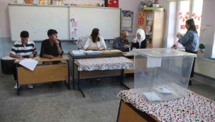 Pınarbaşı'nda vatandaşlar oy kullanıyor