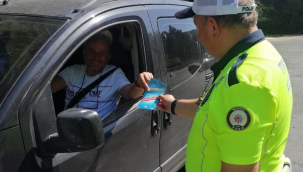 Polisten sürücülere emniyet kemer uyarısı