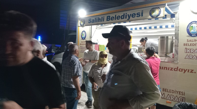 Salihli belediyesi ikram aracı vatandaşlara hizmet için yangın bölgesinde