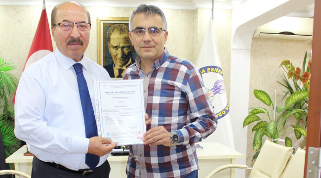 Sınavda başarılı olan emlakçılar belgelerini aldı