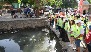 Somalılar çevre temizliğine koştu