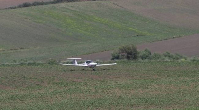 Tekirdağ'da uçak tarlaya indi