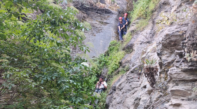 Uçuruma düşen vatandaşı kurtarma çalışması 2.5 saat sürdü