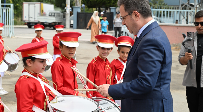 Vali Ünlü karne töreninde trampet çaldı