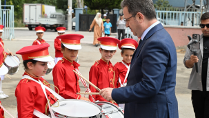 Vali Ünlü karne töreninde trampet çaldı