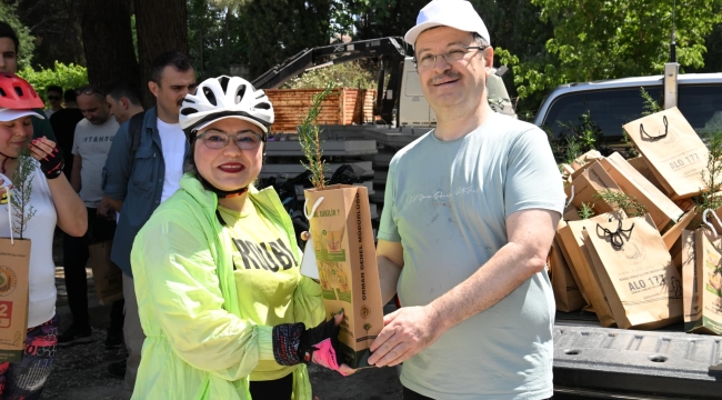 Vali Ünlü katılımcılara fidan hediye etti