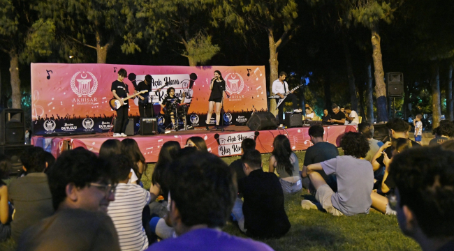 Akhisar'lılar yaz konserleriyle çoştu
