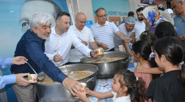 AKP il başkanı Hızlı aşure dağıttı