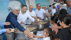 AKP il başkanı Hızlı aşure dağıttı