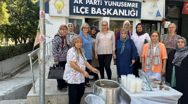 AKP il kadın kolları yöneticileri aşure dağıtımına katıldı
