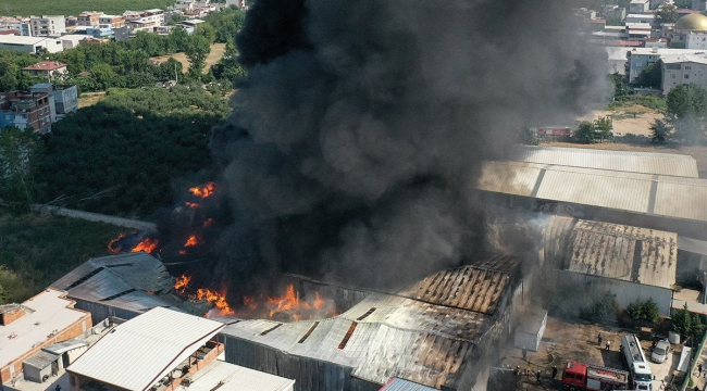 Alevler çevredeki fabrikalara sıcradı