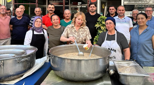 Başkan Gören bereketli elleriyle aşure dağıttı