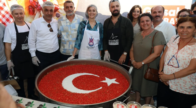 Başkan Gülşah ay yıldızıldı aşureyi vatandaşa elleriyle ikram etti