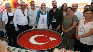 Başkan Gülşah ay yıldızıldı aşureyi vatandaşa elleriyle ikram etti