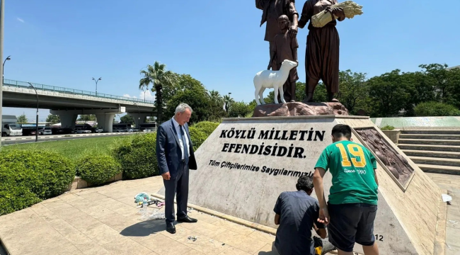 Başkan Nurlu çiftçi heykelinin silinen yazısını yeniletti
