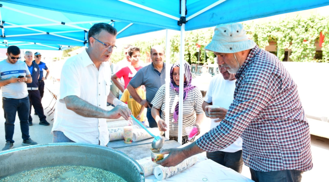 Başkan önce dua etti sonra vatandaşa aşure dağıttı