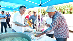 Başkan önce dua etti sonra vatandaşa aşure dağıttı