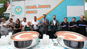 Başkan Zeyrek dualar eşliğinde aşure dağıttı