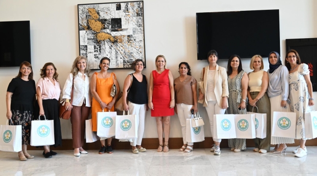 Belediye başkan eşleri başkanlara yardımcı olmak için kolları sıvadı 