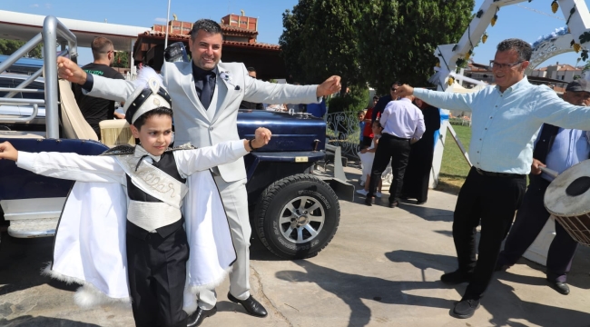 Bir günde 16 düğüne katılan Başkan Öküzcüoğlu hem oynadı hem nikah kıydı