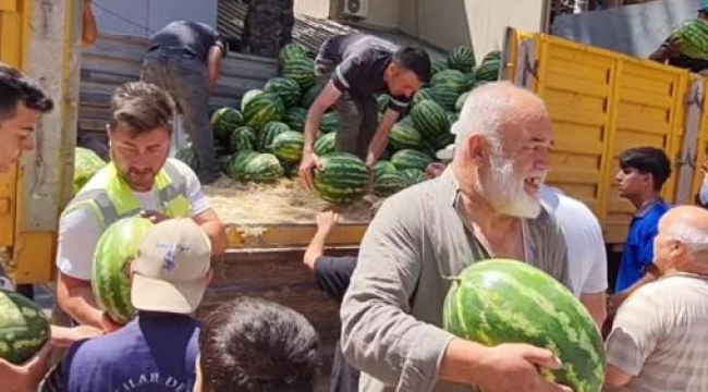 Bursa belediyesinden üreticiye destek, vatandaşa ücretsiz kavun ve karpuz
