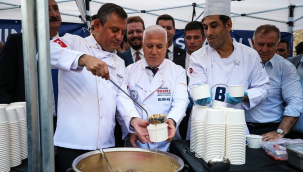 CHP lideri Özel Bursa'da aşure dağıttı