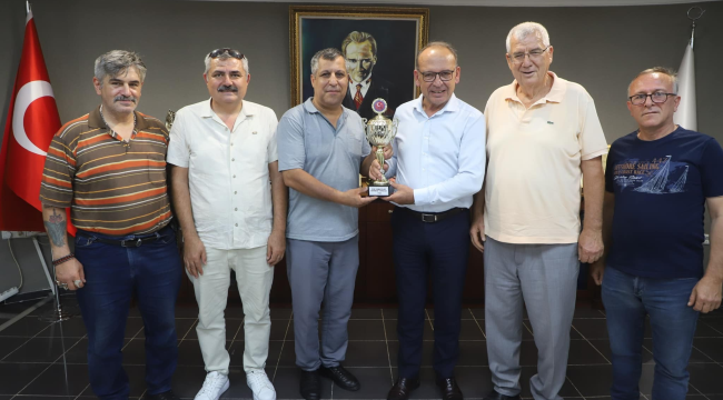 Ege damacılar turnuvasında birinci olan Karadaş başkan Akın'ı ziyaret etti