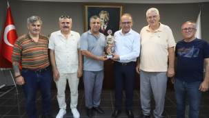 Ege damacılar turnuvasında birinci olan Karadaş başkan Akın'ı ziyaret etti