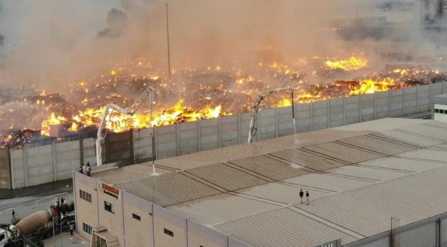 Kağıt fabrikasındaki yangın 4. gününe girdi