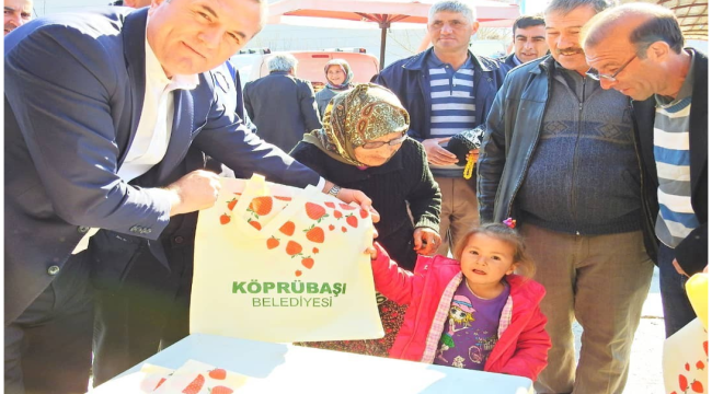 Köprübaşı belediyesi vatandaşlara bez pazar çantası dağıttı