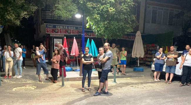 Elektrik kesintisine isyan eden mahalleli yolları trafiğe kapattı