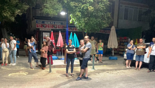 Elektrik kesintisine isyan eden mahalleli yolları trafiğe kapattı