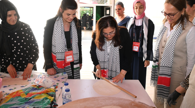 Sema Ünlü Filistinli'lere yardım için hamur açtı
