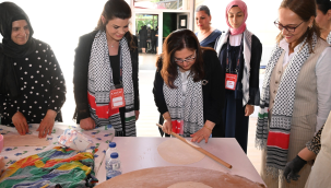 Sema Ünlü Filistinli'lere yardım için hamur açtı