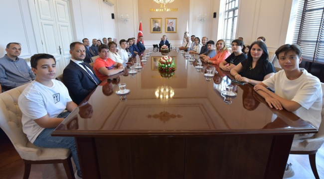 Üstün başarılı öğrencilere bir ödülde vali Ünlü'den