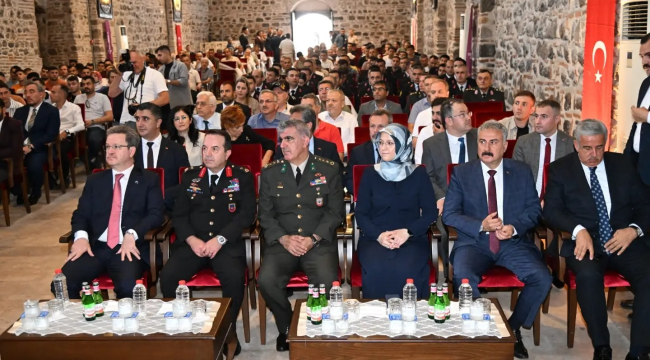 Vali Ünlü 'darbeler ve güçlenen demokrasi' söyleşsine katıldı