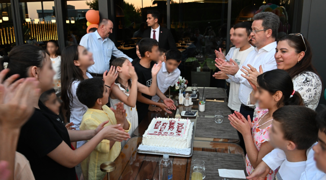 Vali ve eşi çoçukların mutluluklarını paylaştı