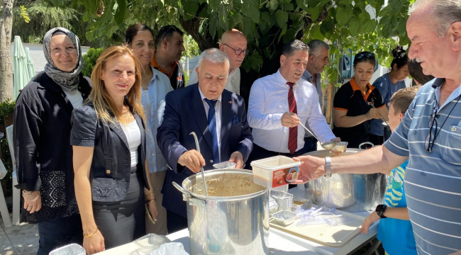 Yunusemre'de belediye 5 mahallede kazanlar dolusu aşure dağıttı