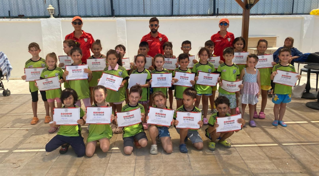 Yüzme kursunda başarılı olanlar belgelerini aldı