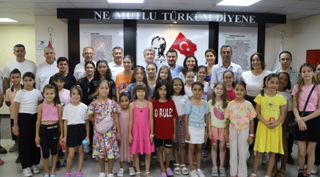 Atatürk kültür merkezinde resim eğitimi alan öğrenciler belediyede