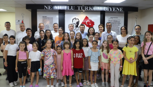 Atatürk kültür merkezinde resim eğitimi alan öğrenciler belediyede