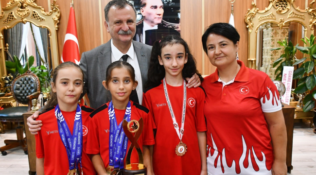 Başkan Balaban madalya kazanan milli sporcuları ödüllendirdi
