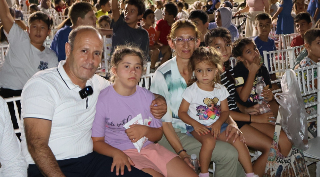 Başkan çocuklarla açık havada sinema izledi