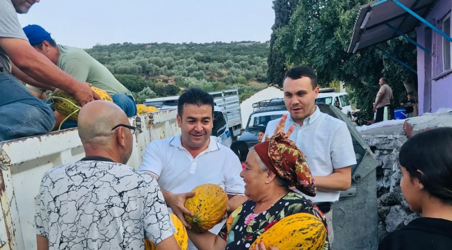 Başkan Dönmez roman vatandaşlara kavun dağıttı