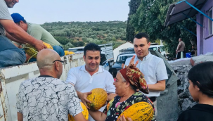 Başkan Dönmez roman vatandaşlara kavun dağıttı