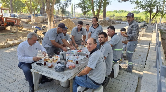 Başkan işçilerle kahvaltı yaptı