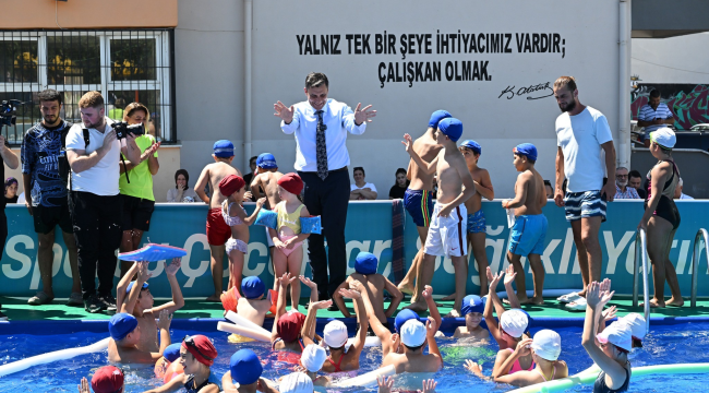 Başkan Zeyrek yüzme kursuna katılan çoçukların sevincini paylaştı