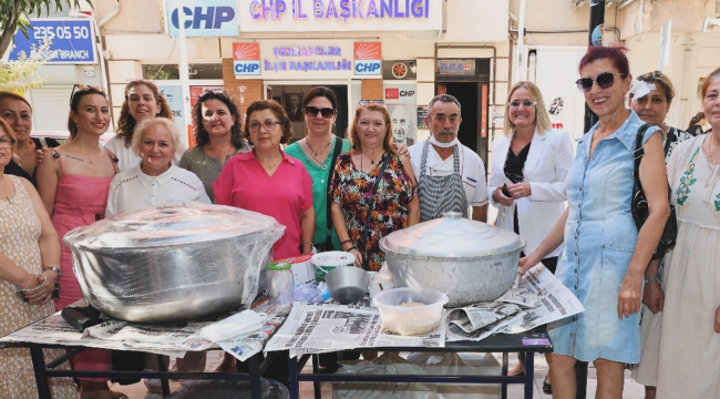 CHP'li kadınlar aşure dağıttı
