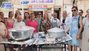 CHP'li kadınlar aşure dağıttı